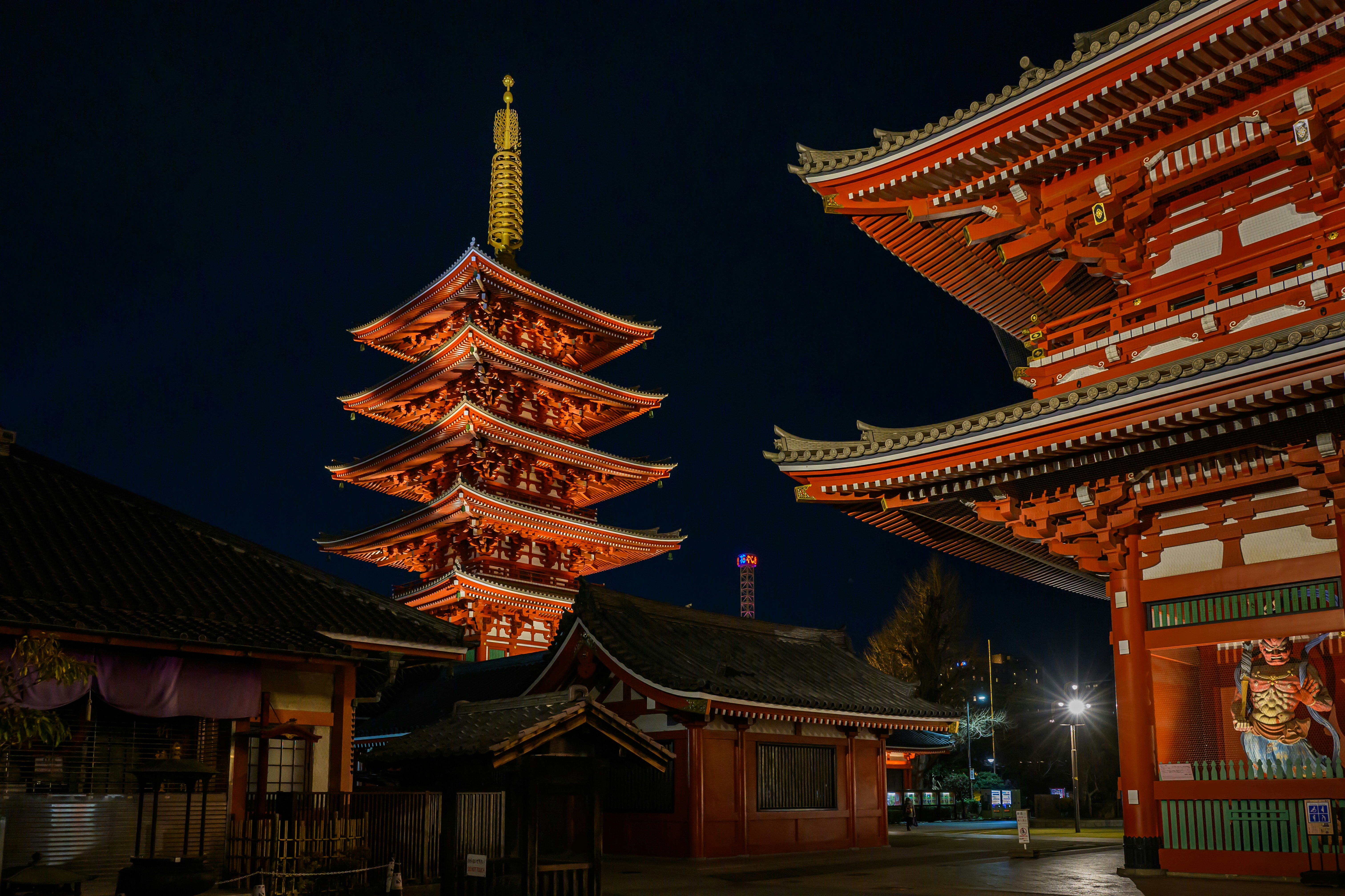 The famous five-story pagoda of Sensoji.